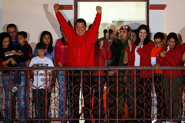 Chávez-desde-el-balcón-del-pueblo-7-de-octubre-2012