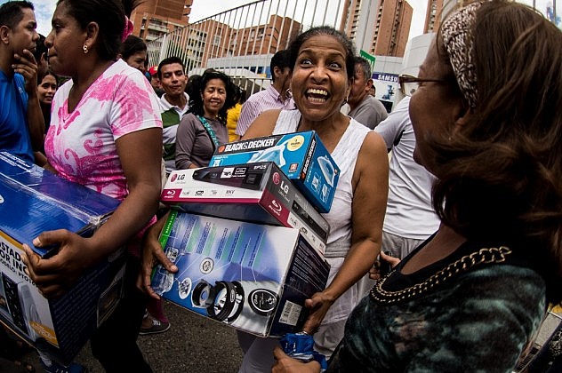 Los-venezolanos-hacen-colas-kilométricas-tras-la-orden-de-vender-a-precios-justos