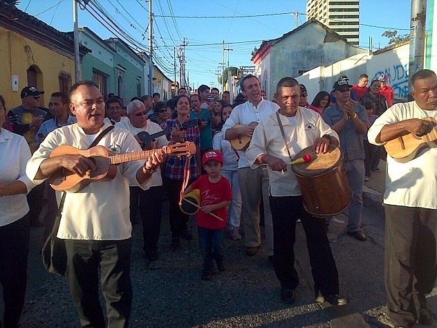 Grupo Maguey junto al ministro  Barbarito en las Parrandas Casa por Casa en Lara. Foto: @minculturave