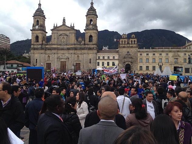 Pueblo enla plaza de Bolívar (Bogotá) esta tarde. Foto: Alfredo Bateman vía Twitter