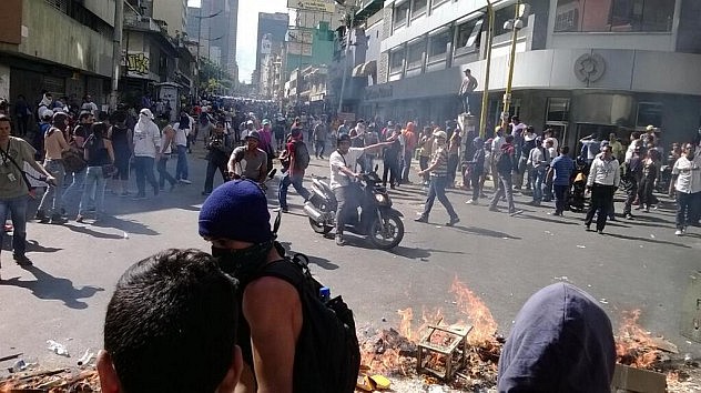 Disturbios en el centro de Caracas. Foto vía @abuepape2 