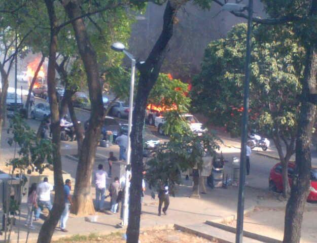 Los derechistas quemaron automóviles y trancaron vías. Foto: @jhonnyjgarcia