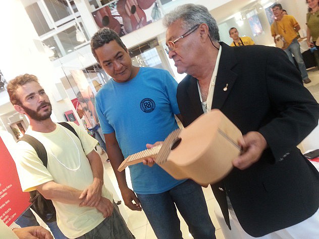 Participantes del taller de construcción del Cuatro en Recife muestran sus avances en ceremonia de entrega de certificados