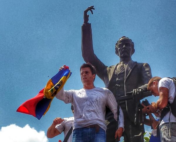 El prófugo Leopoldo López, a la sombra de la estatua del prócer revolucionario cubano José Martí. 