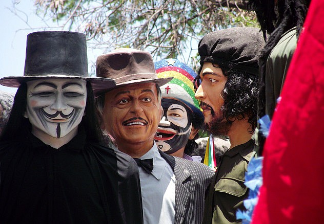 El Ché Guevara y Guy Fawkes también desfilaron. Foto: Karla Vidal
