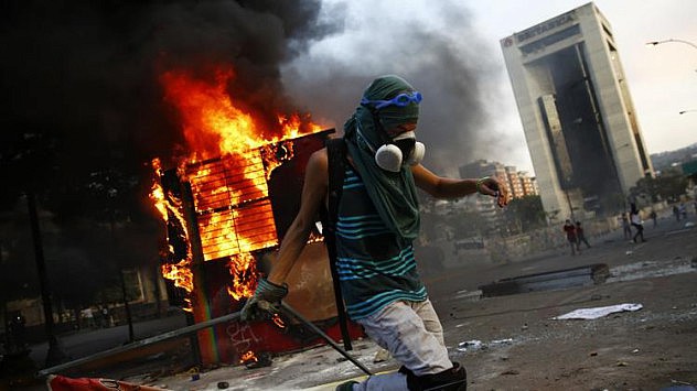 2014-03-10T001338Z_1544273643_GM1EA3A0MO601_RTRMADP_3_VENEZUELA-PROTESTS