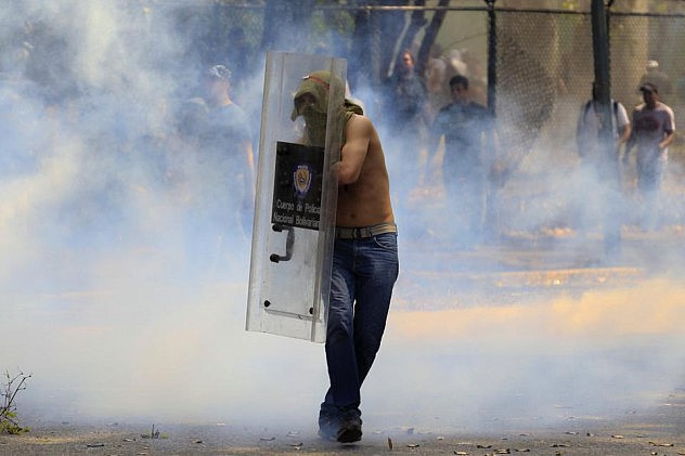 2014-03-12T202402Z_1221433083_GM1EA3D0BY401_RTRMADP_3_VENEZUELA-PROTESTS