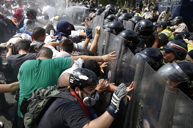 2014-03-12T203041Z_1071826412_GM1EA3D0CFA01_RTRMADP_3_VENEZUELA-PROTESTS