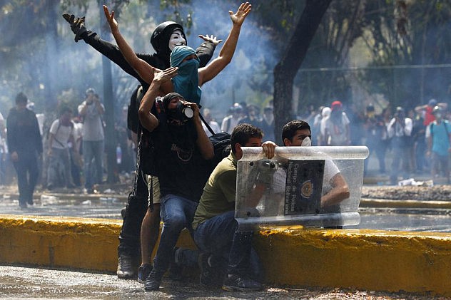 2014-03-12T211742Z_532068479_GM1EA3D0EMN01_RTRMADP_3_VENEZUELA-PROTESTS