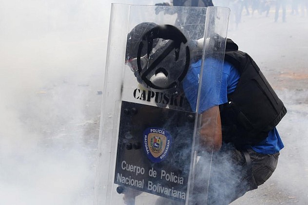 2014-03-12T215601Z_175761967_GM1EA3D0FUU01_RTRMADP_3_VENEZUELA-PROTESTS (1)