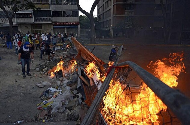 Las protestas violentas están focalizadas en muy pocos sectores de Caracas, entre ellos los alrededores de Altamira, donde los manifestantes sostienen contiendas diarias con la Guardia Nacional Bolivariana en sus intentos de trancar importantes vías de comunicación. Foto: AFP