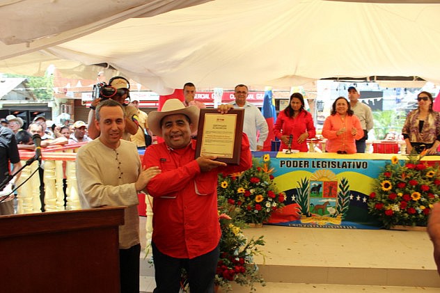 Entrega de la placa que certifica a las Fiestas Patronales de Elorza como Patrimonio Cultural