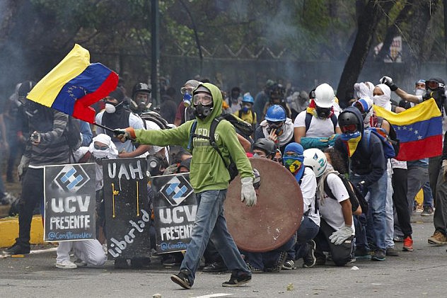 2014-04-03T213510Z_1099613421_GM1EA440F8601_RTRMADP_3_VENEZUELA-PROTEST