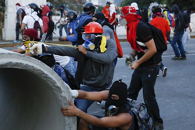 2014-04-04T234207Z_507809640_GM1EA450L4L01_RTRMADP_3_VENEZUELA-PROTEST