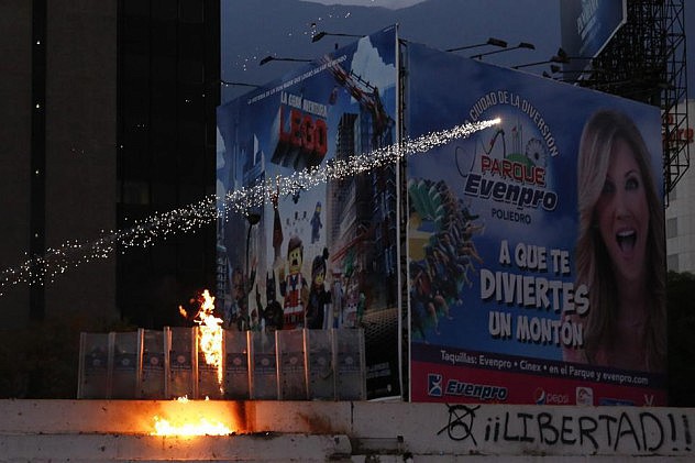 2014-04-04T234827Z_86165640_GM1EA450LJL01_RTRMADP_3_VENEZUELA-PROTEST