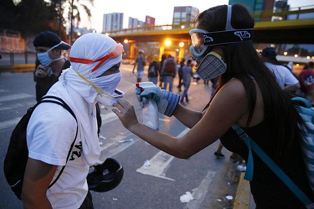 2014-04-04T235716Z_1362927414_GM1EA450LJS01_RTRMADP_3_VENEZUELA-PROTEST (1)