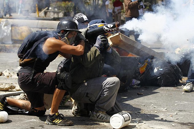2014-04-06T172011Z_716800842_GM1EA4703MZ01_RTRMADP_3_VENEZUELA-PROTESTS