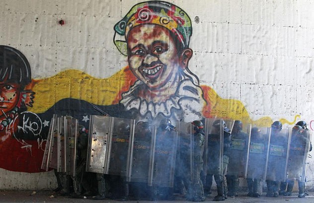 Efectivos de la GNB se protegen debajo de un puente o elevado en Bello Monte. Foto: Carlos García Rawlins, Reuters