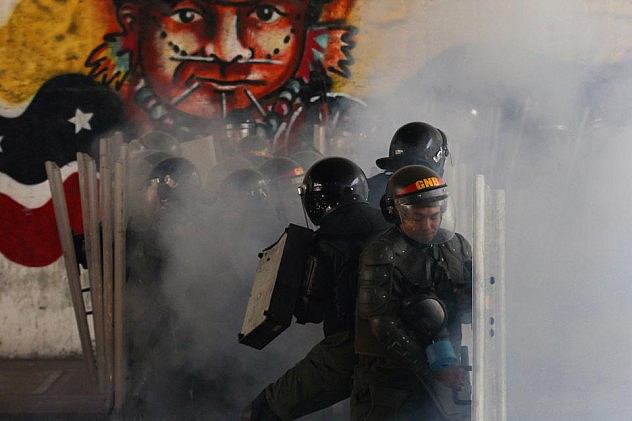 Un grupo de efectivos de la Guardia Nacional Bolivariana se protegen de ataques de  opositores en Bello Monte. Foto: Carlos Garcia Rawlins
