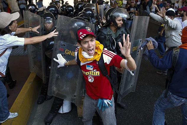 2014-04-12T201642Z_91717066_GM1EA4D0BT701_RTRMADP_3_VENEZUELA-PROTESTS