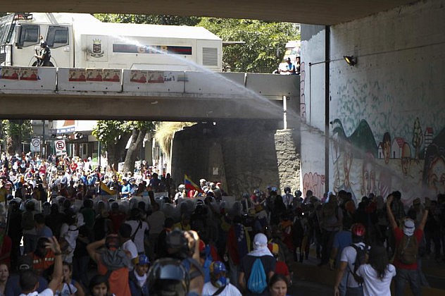 2014-04-12T205917Z_1567328108_GM1EA4D0DS301_RTRMADP_3_VENEZUELA-PROTESTS