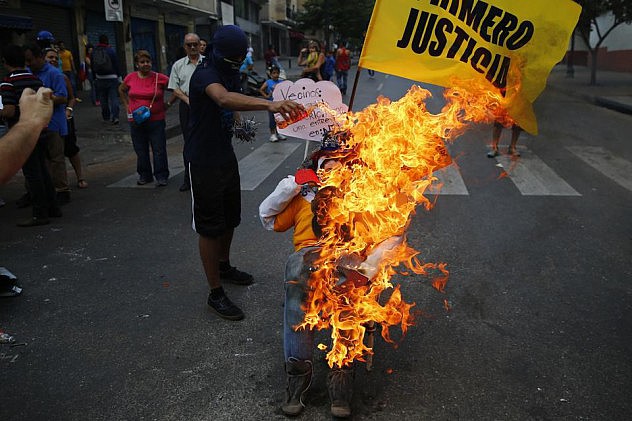 2014-04-20T204219Z_1873693201_GM1EA4L0CXP01_RTRMADP_3_VENEZUELA-PROTESTS (1)