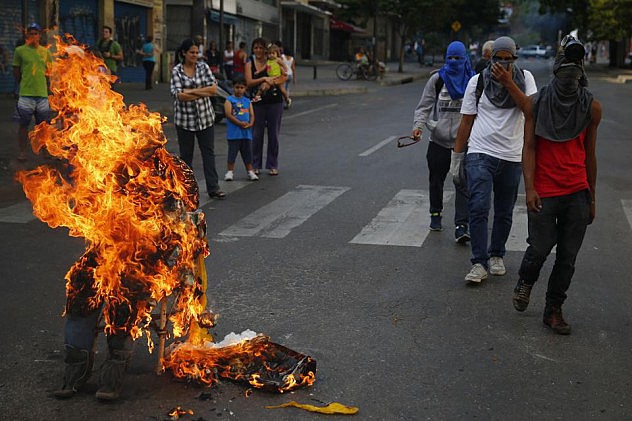 2014-04-20T204747Z_287832363_GM1EA4L0D2101_RTRMADP_3_VENEZUELA-PROTESTS