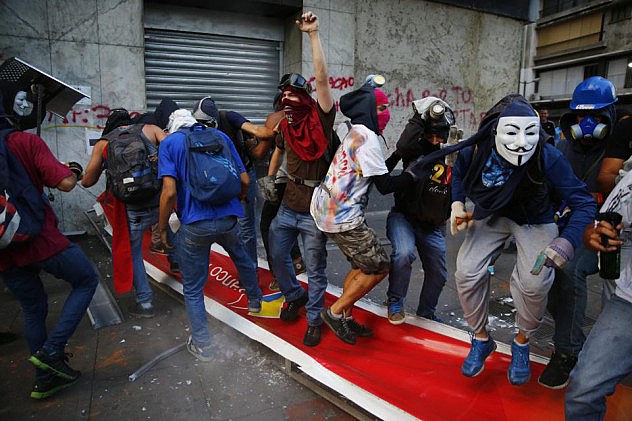2014-04-21T013432Z_1902433918_GM1EA4L0Q9801_RTRMADP_3_VENEZUELA-PROTESTS