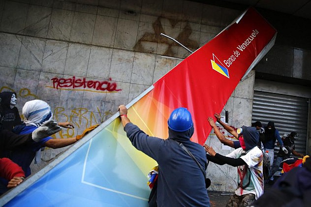 2014-04-21T013951Z_1809340590_GM1EA4L0QQ301_RTRMADP_3_VENEZUELA-PROTESTS (1)