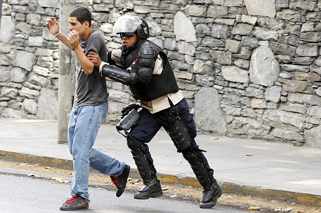 2014-04-21T231711Z_1385777235_GM1EA4M0JV201_RTRMADP_3_VENEZUELA-PROTESTS