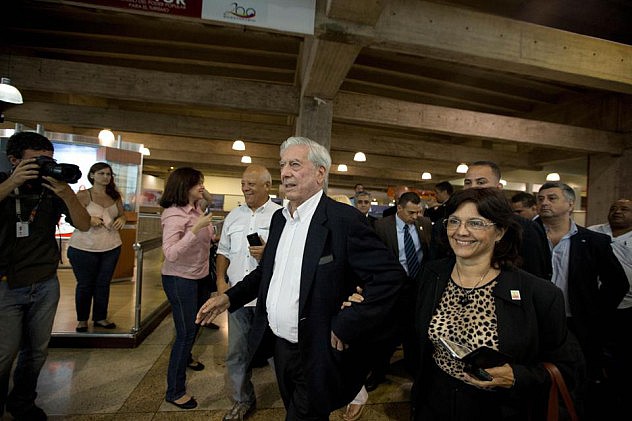 Vargas Llosa a su llegada a Venezuela. Foto: Agencias