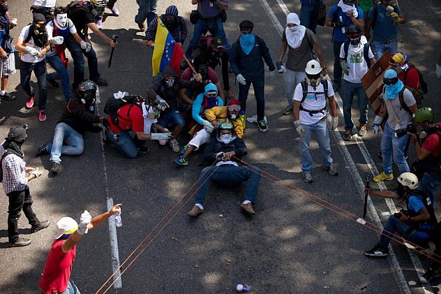 Opositores usaron resorteras en sus ataques contra efectivos de seguridad. Foto: Fernando Llano, AP