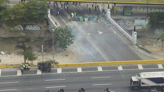 Barricadas en avenida principal de Las Mercedes. Foto: @AlfredoJimenoR  