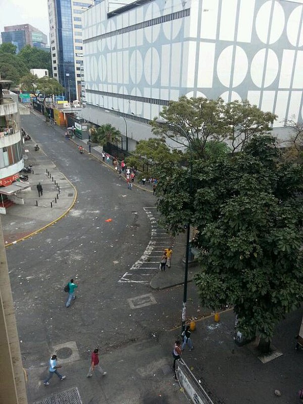 Trabajadores del C.C.  Beco tuvieron que abandonar el lugar apresurados y asustados. Foto: @SeAlzoVenezuela 