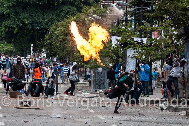 Opositores lanzan molotovs contra la PNB este jueves en Chacao. Foto: Boris Vergara