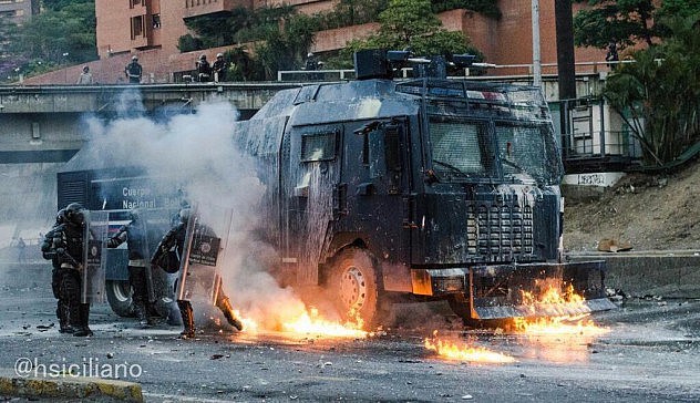 Los opositores atacaron el vehículo blindadop de la PNB con bombas molotov, que también amenazaron la vida de los oficiales. Foto: Horacio Siciliano