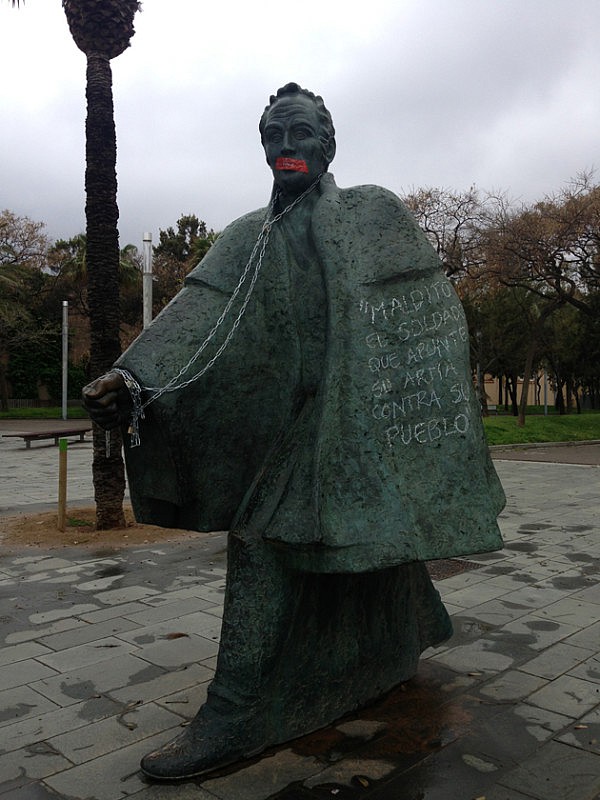 estatua bolivar agraviada