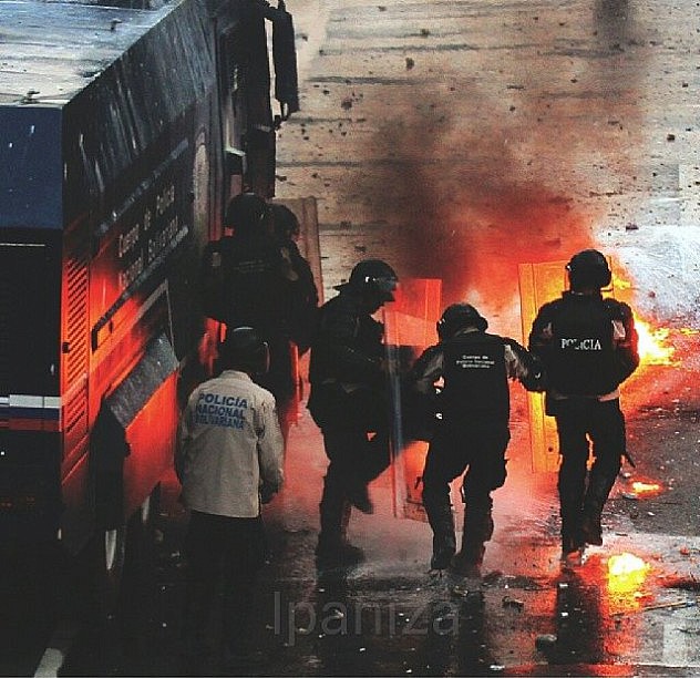 Oficiales de la PNB también fueron alcanzados por las bombas molotovs. Foto: Isaac Paniza