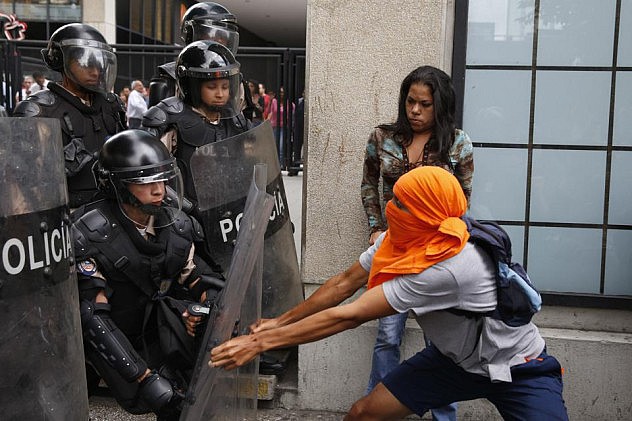 2014-05-12T201347Z_163316720_GM1EA5D0BNZ01_RTRMADP_3_VENEZUELA-PROTESTS