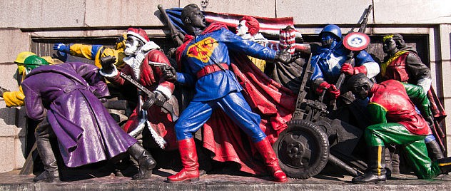 Un grupo no identificado realizó un acto de vandalismo contra un monumento al Ejército Rojo el Bulgaria, usando íconos occidentales como Superman, Ronald McDonald, el Capitán América y el Santa Claus de Coca Cola. 