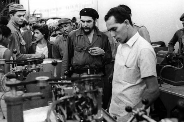  Guevara inaugura en La Habana, la Fábrica de brocas, escareadoreas y fresas Alfredo Gamonal, en octubre de 1964. Foto: Jorge Oller