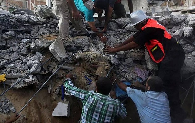 Socorristas aun extraen los cadáveres de hace días bajo los escombros de las zonas de #Gaza, bombardeada por Israel . Foto vía @RoaJavier