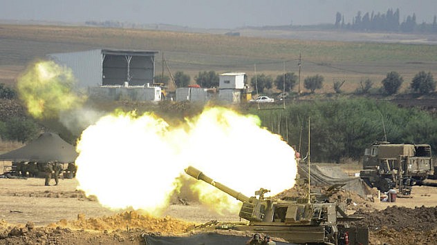 Un cañón israelí de 155mm dispara contra objetivos en la Franja de Gaza desde una posición en la frontera entre Israel y dicha franja este 29 de julio. (AFP Photo/David Buimovitch)