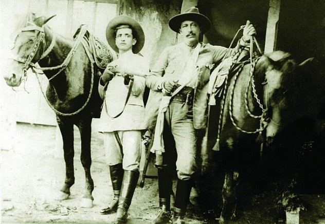 A la derecha: Pedro Pérez Delgado, "Maisanta" (Foto: Cuentos del Arañero)
