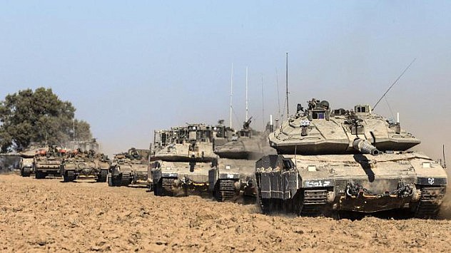 Tanques Merkava y un bulldozer D9 en la ofensiva terrestre israelí. Foto: AFP