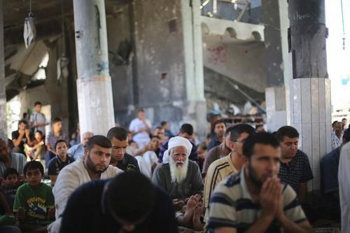 Retornan a la Mezquita Al-Farouq bombardeada por Israel para orar