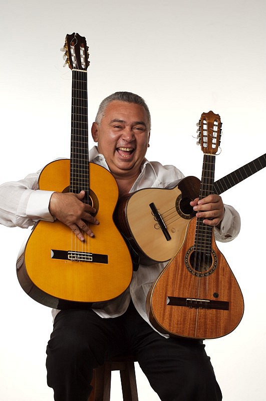 Cheo Hurtado con una guitarra, un cuatro y una bandola. Foto: Rodolfo Benítez