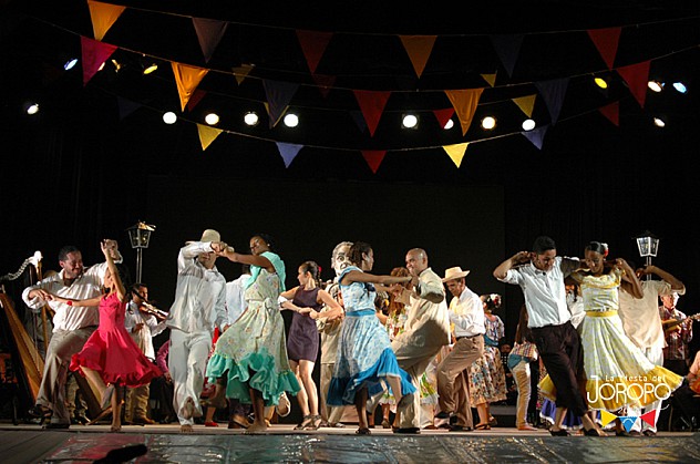 Foto 1_ Bailadores y bailadoras de la Fundación Compañía Nacional de Danza y Grupo de Danza Itanera. Foto Javier Gracia (1)