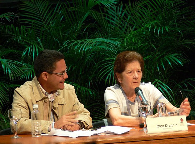 Olga Dragnic junto a Ernesto Villegas en el Encuentro contra el Terrorismo Mediático en el Celarg, Caracas, 2008. Foto por Luigino Bracci.