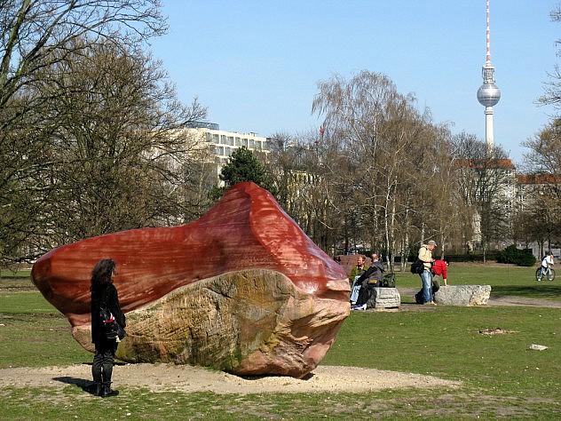 La piedra Kueka se exhibe hoy con el nombre de "Red Love Stone" (piedra roja del amor) en el parque Tiergarten, en Berlín, como un supuesto parque para la paz con rocas de los 5 continentes. Foto: Frank M. Rafik vía Flickr.